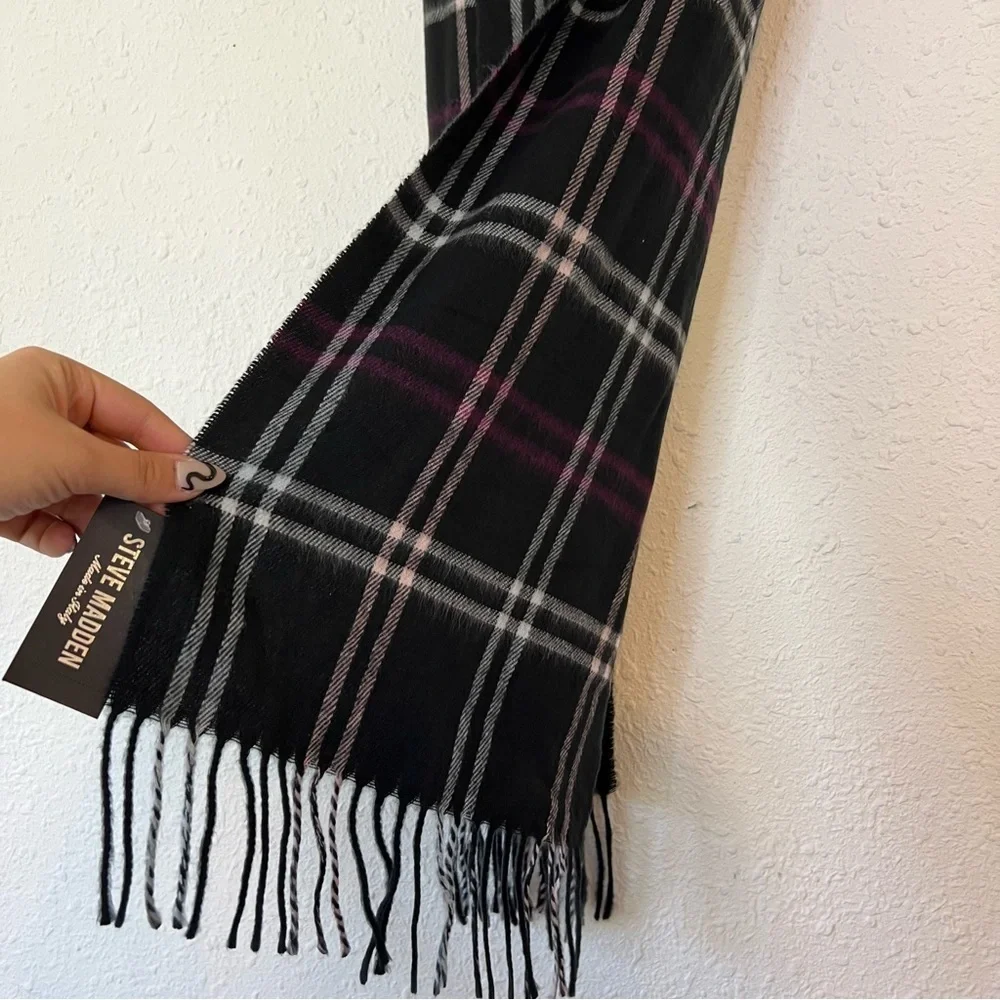 3/$25 🙌🏼 NWT Steve Madden Made in Italy Plaid Fuzzy Scarf